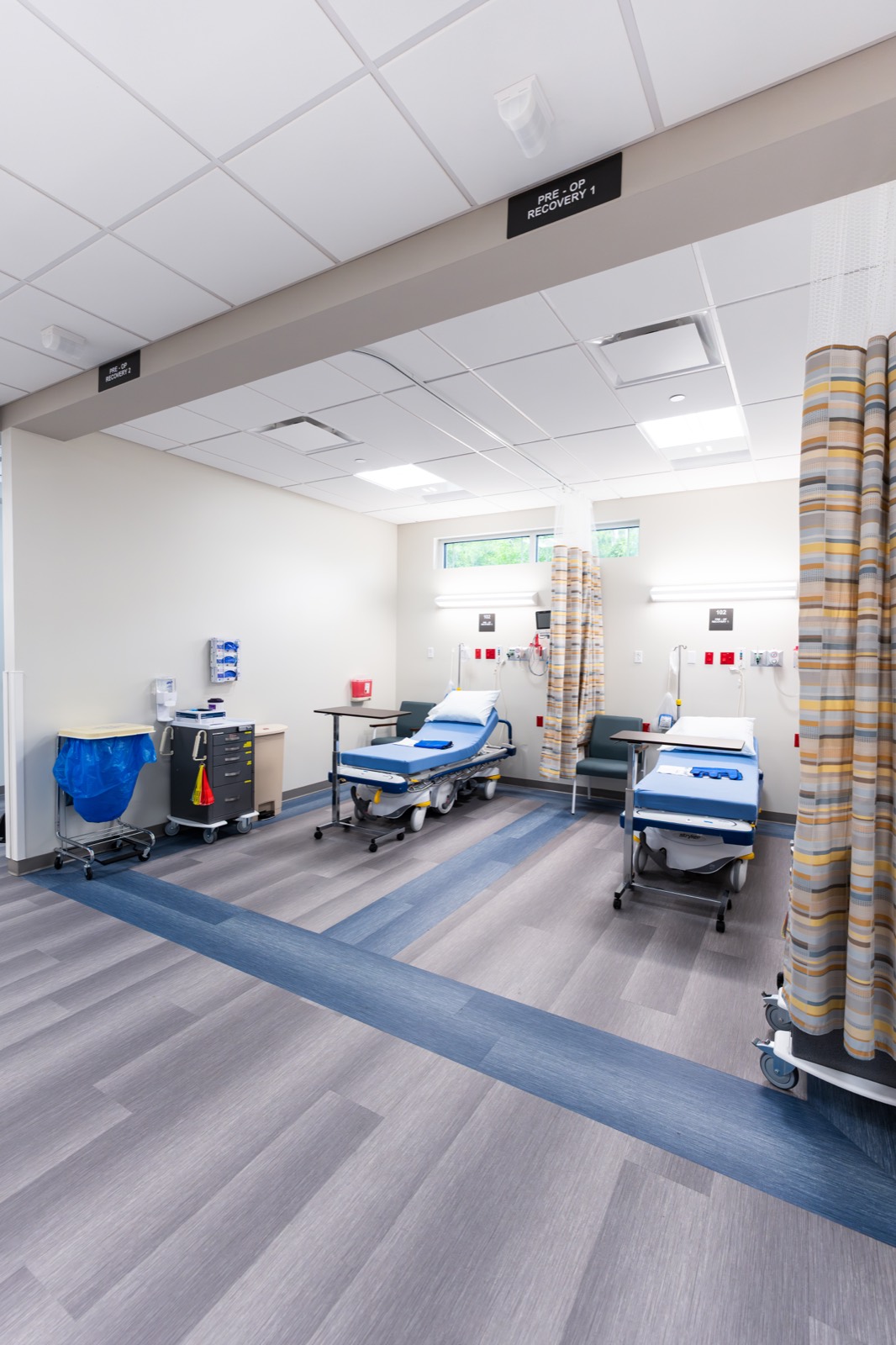 Pre-operative and recovery bays with privacy curtains